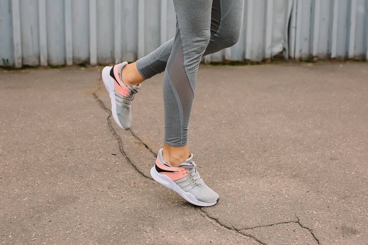 Kobieta ma na sobie odpowiednie buty do biegania