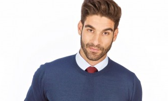 Mężczyzna ma na sobie elegancki sweter
